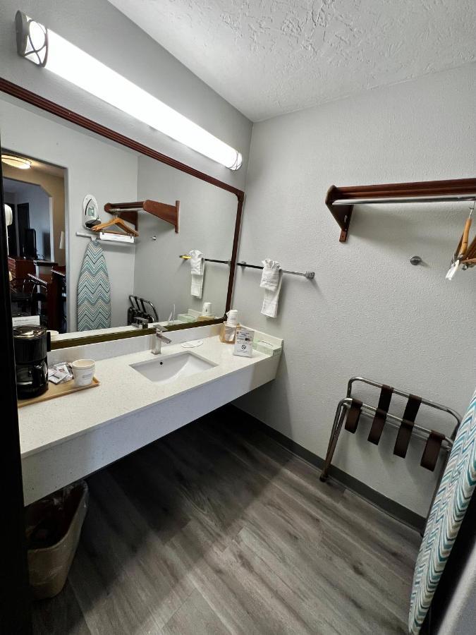 Super 8 By Wyndham Sealy Otel Dış mekan fotoğraf