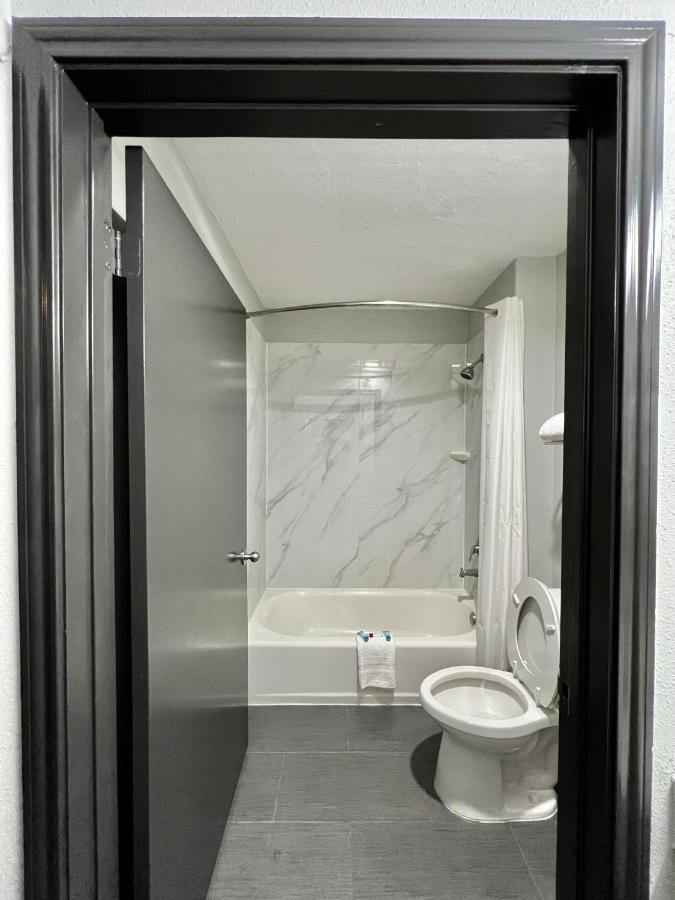 Super 8 By Wyndham Sealy Otel Dış mekan fotoğraf