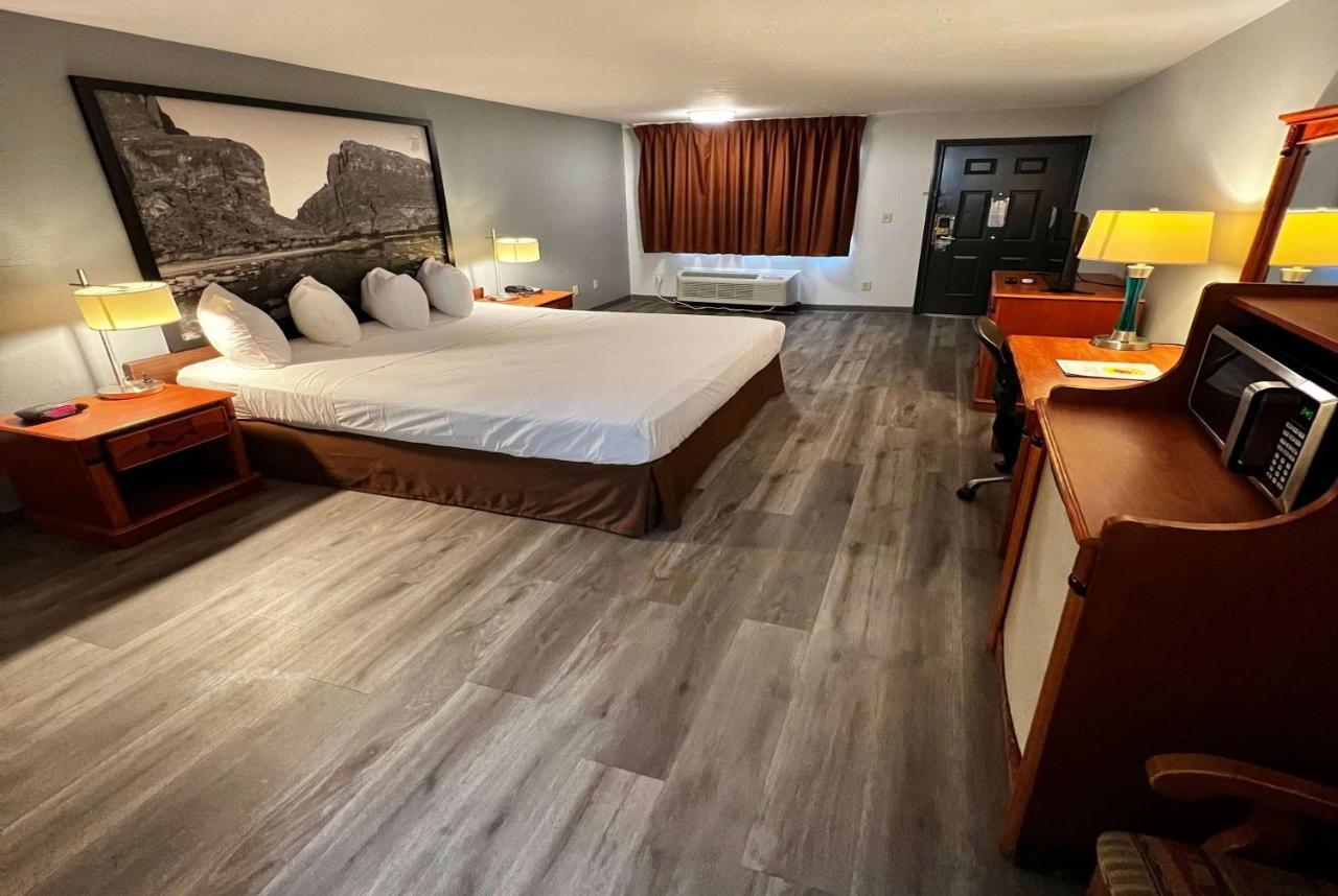 Super 8 By Wyndham Sealy Otel Dış mekan fotoğraf